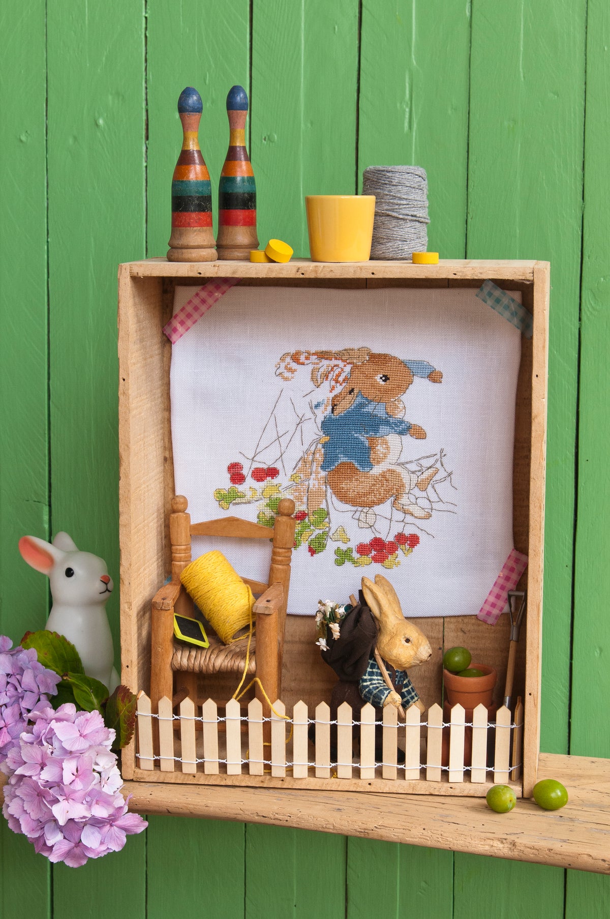 Mook point de croix : 20 motifs Pierrot-Lapin pour broder le trousseau de bébé — cape de bain, bavoirs, jouets — avec tissus Liberty et charme désuet.