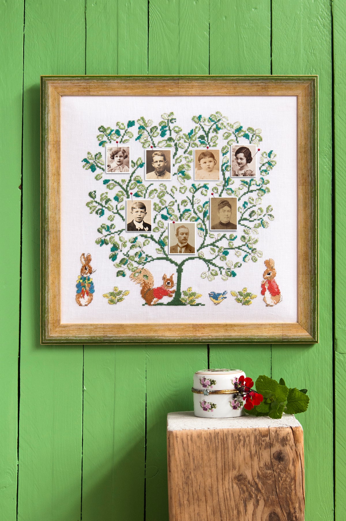 Mook point de croix : 20 motifs Pierrot-Lapin pour broder le trousseau de bébé — cape de bain, bavoirs, jouets — avec tissus Liberty et charme désuet.