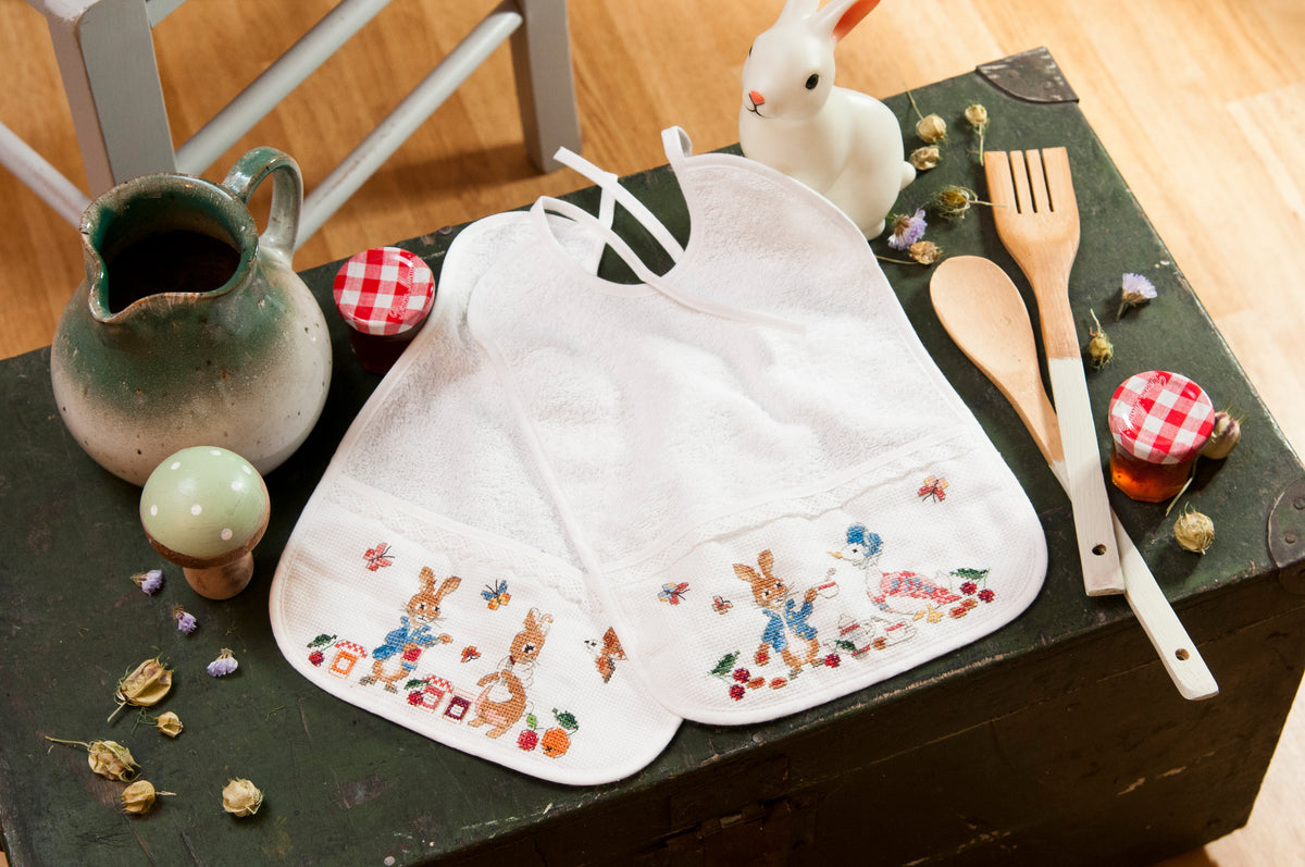 Découvrez Pierrot Lapin n°2 : 15 illustrations inédites à broder inspirées de Beatrix Potter. Panneaux décoratifs et trousseau bébé au point de croix. 