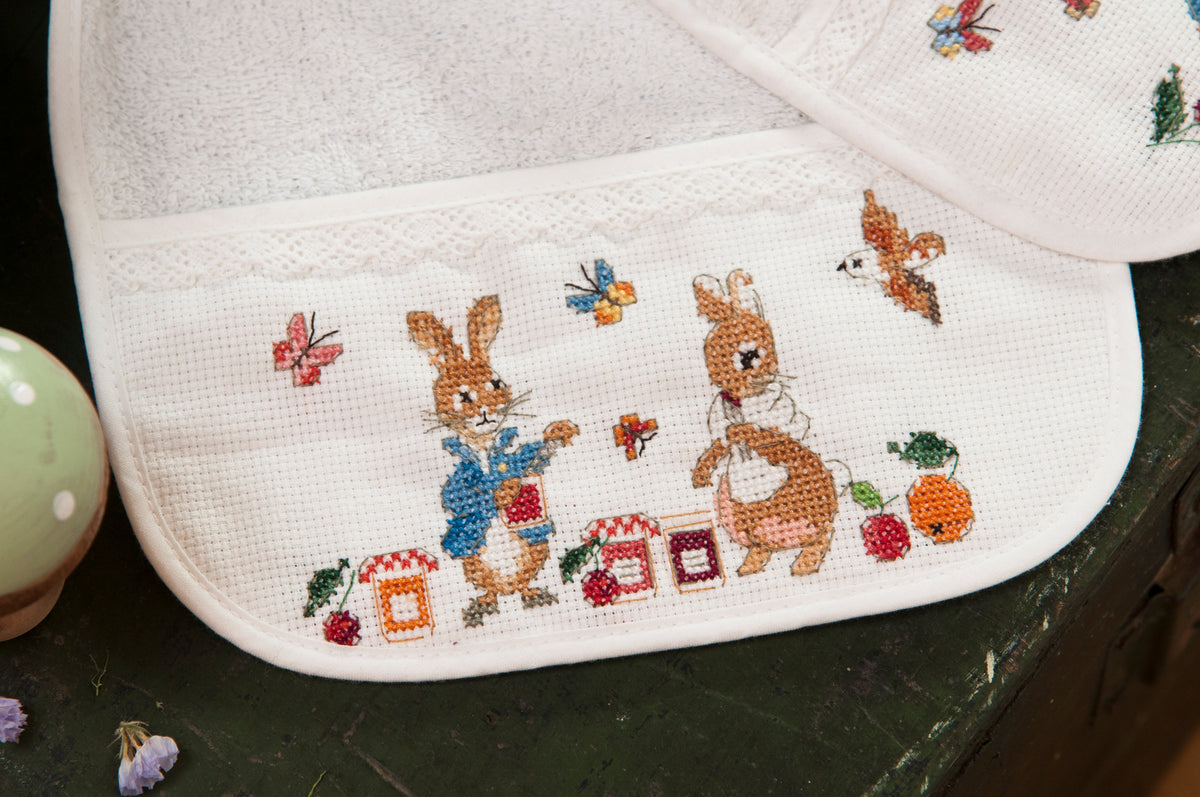 Découvrez Pierrot Lapin n°2 : 15 illustrations inédites à broder inspirées de Beatrix Potter. Panneaux décoratifs et trousseau bébé au point de croix. 