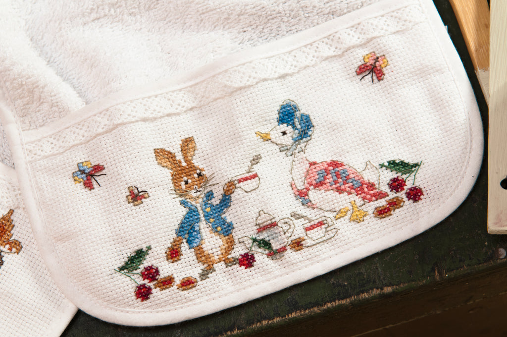 Découvrez Pierrot Lapin n°2 : 15 illustrations inédites à broder inspirées de Beatrix Potter. Panneaux décoratifs et trousseau bébé au point de croix. 