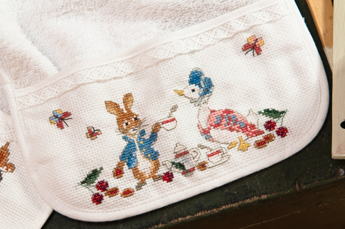 Découvrez Pierrot Lapin n°2 : 15 illustrations inédites à broder inspirées de Beatrix Potter. Panneaux décoratifs et trousseau bébé au point de croix. 