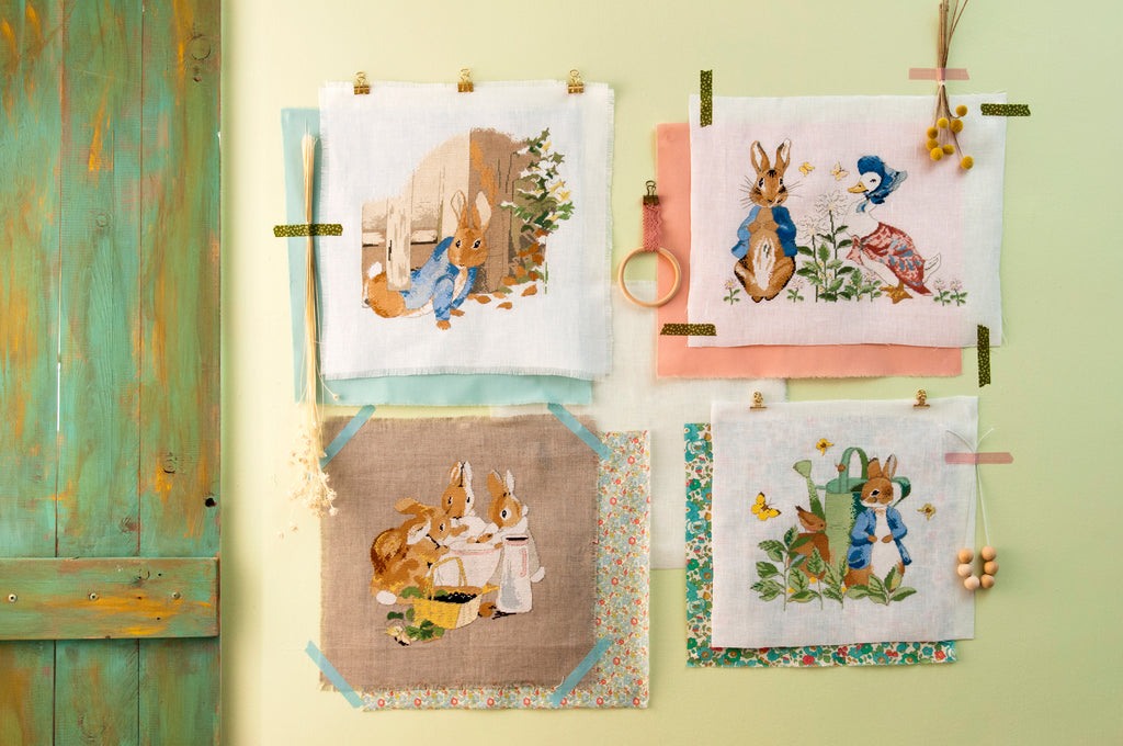 Découvrez Pierrot Lapin n°2 : 15 illustrations inédites à broder inspirées de Beatrix Potter. Panneaux décoratifs et trousseau bébé au point de croix. 