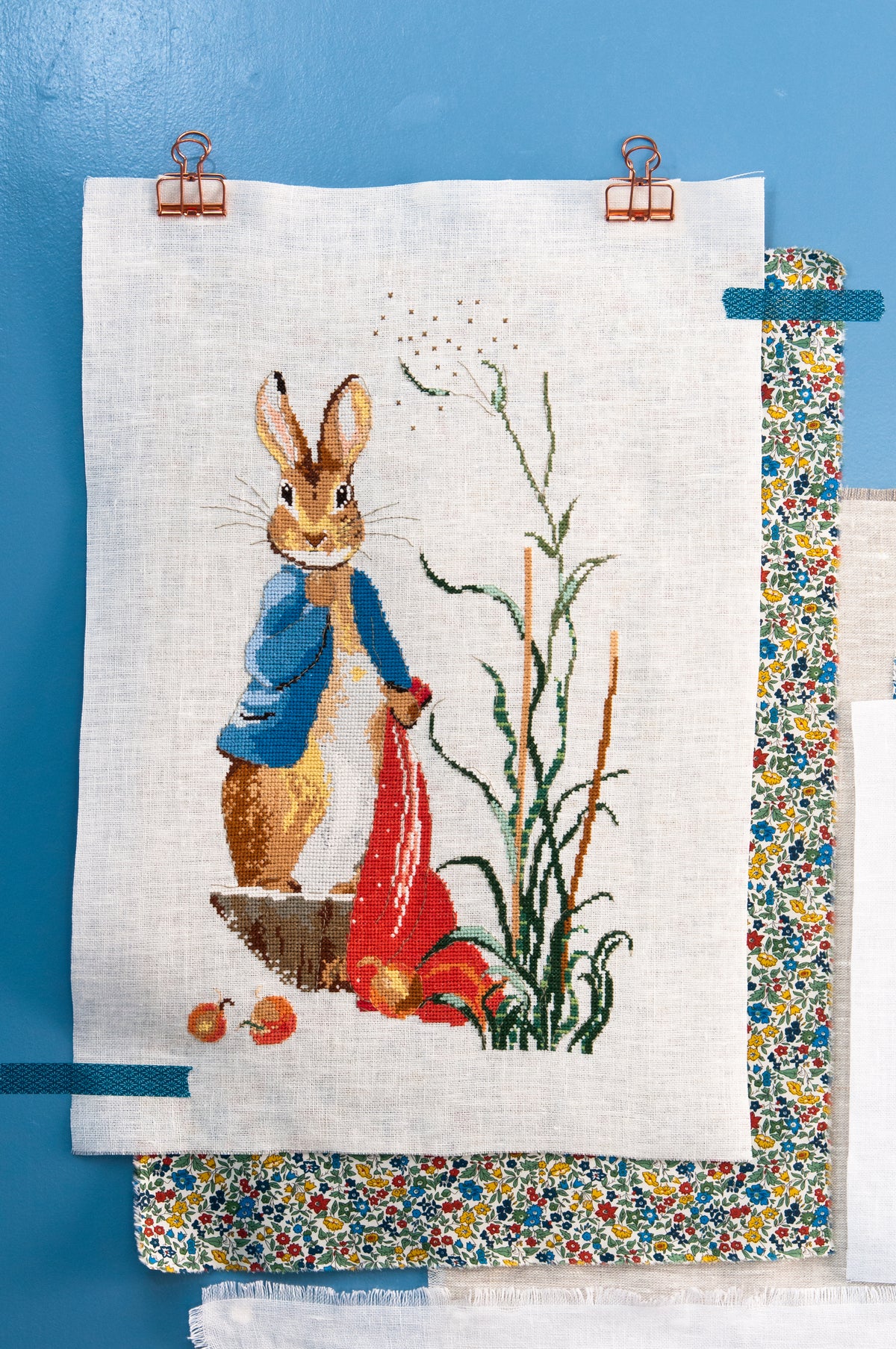 Découvrez Pierrot Lapin n°2 : 15 illustrations inédites à broder inspirées de Beatrix Potter. Panneaux décoratifs et trousseau bébé au point de croix. 