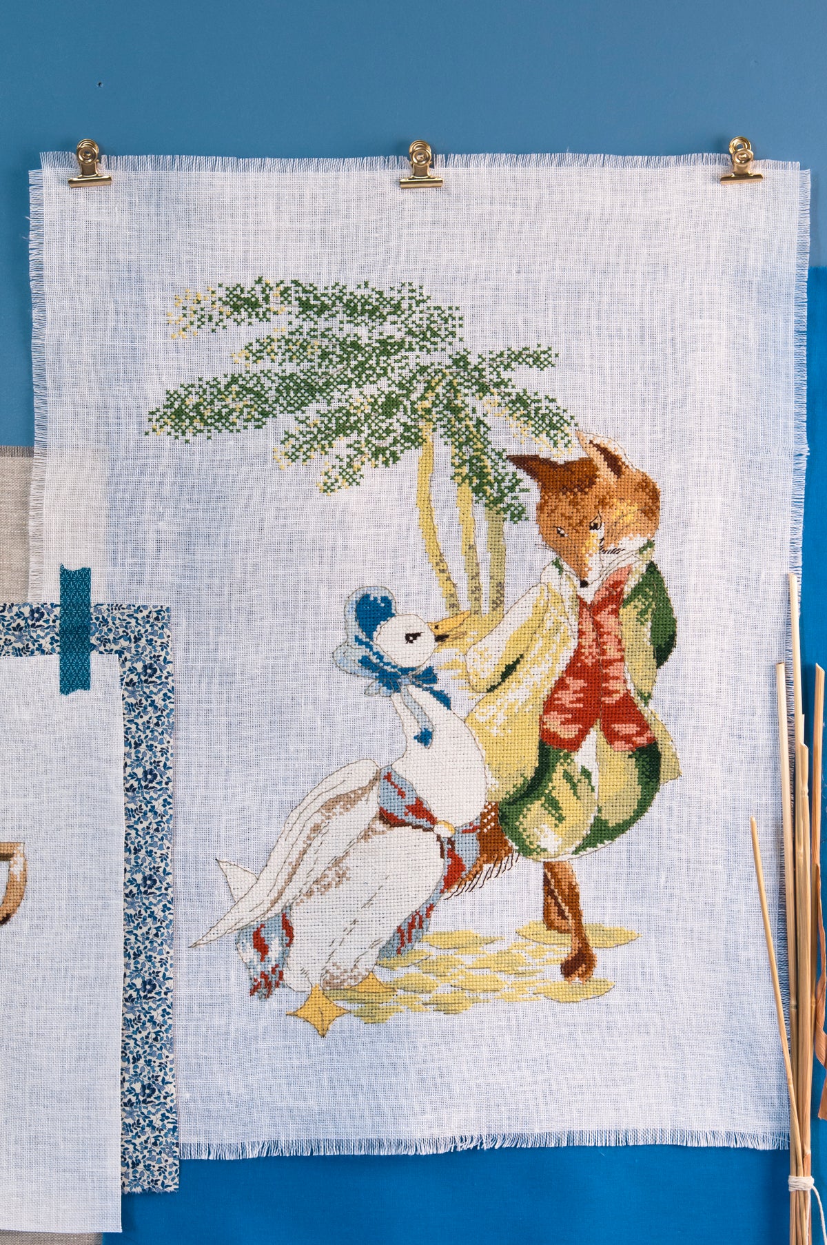 Découvrez Pierrot Lapin n°2 : 15 illustrations inédites à broder inspirées de Beatrix Potter. Panneaux décoratifs et trousseau bébé au point de croix. 