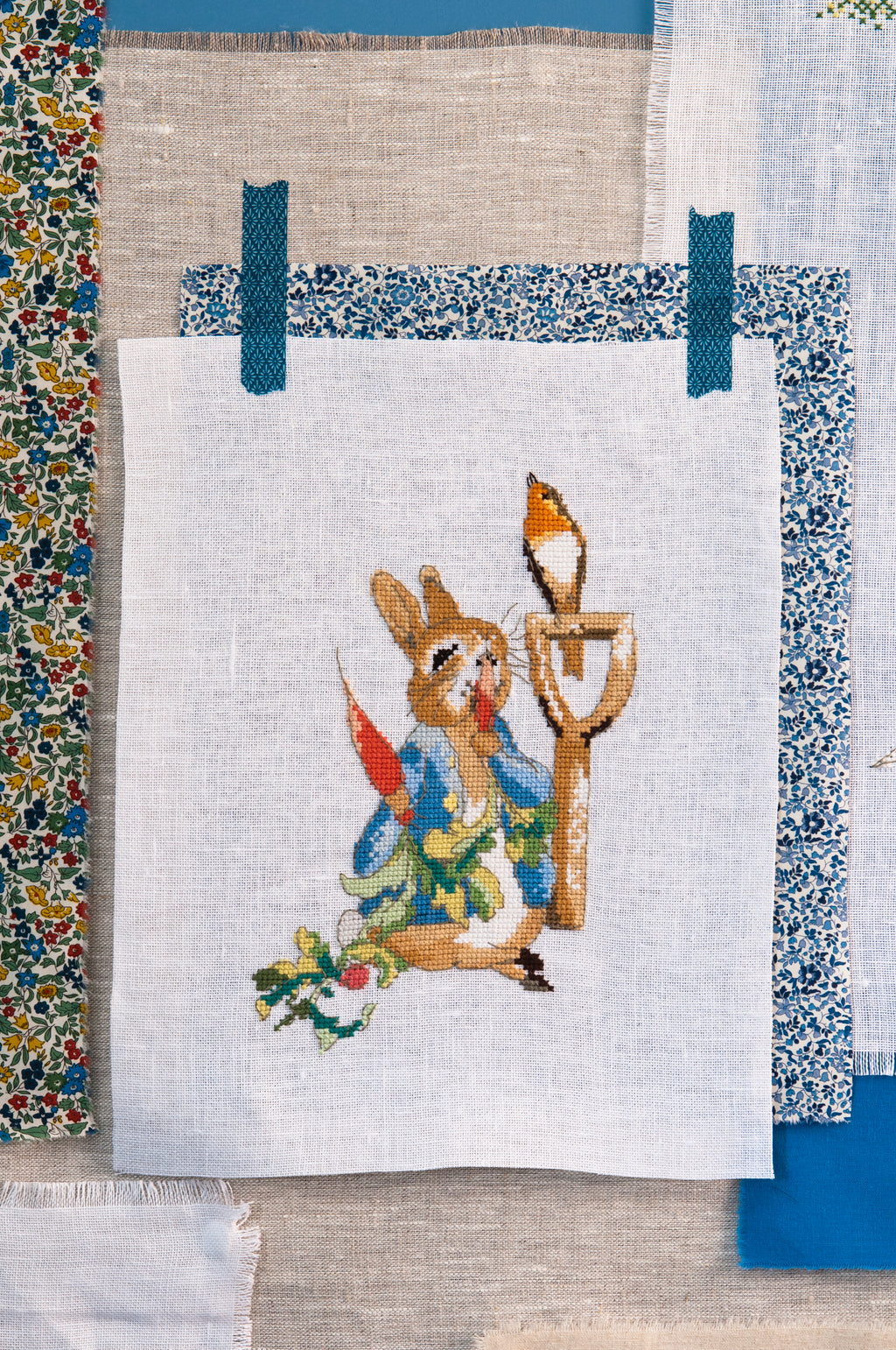 Découvrez Pierrot Lapin n°2 : 15 illustrations inédites à broder inspirées de Beatrix Potter. Panneaux décoratifs et trousseau bébé au point de croix. 