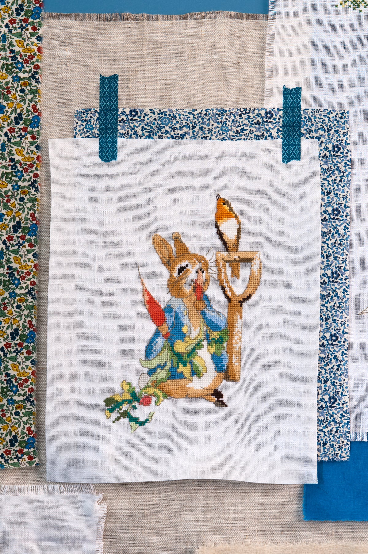 Découvrez Pierrot Lapin n°2 : 15 illustrations inédites à broder inspirées de Beatrix Potter. Panneaux décoratifs et trousseau bébé au point de croix. 