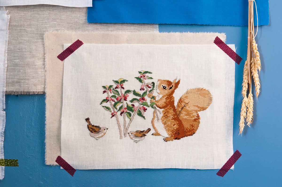 Découvrez Pierrot Lapin n°2 : 15 illustrations inédites à broder inspirées de Beatrix Potter. Panneaux décoratifs et trousseau bébé au point de croix. 