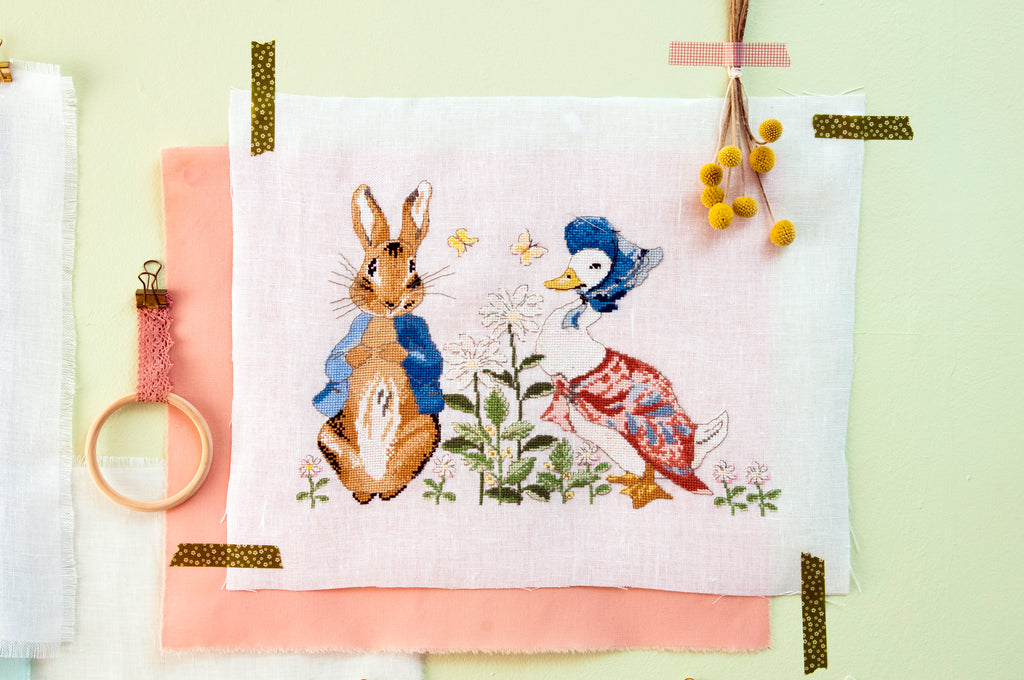 Découvrez Pierrot Lapin n°2 : 15 illustrations inédites à broder inspirées de Beatrix Potter. Panneaux décoratifs et trousseau bébé au point de croix. 