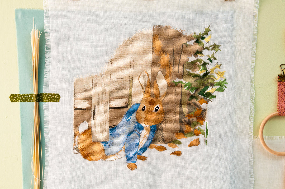 Découvrez Pierrot Lapin n°2 : 15 illustrations inédites à broder inspirées de Beatrix Potter. Panneaux décoratifs et trousseau bébé au point de croix. 