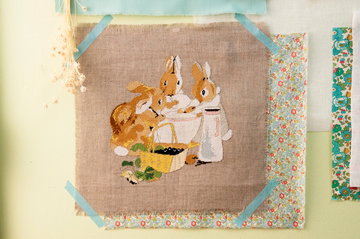 Découvrez Pierrot Lapin n°2 : 15 illustrations inédites à broder inspirées de Beatrix Potter. Panneaux décoratifs et trousseau bébé au point de croix. 