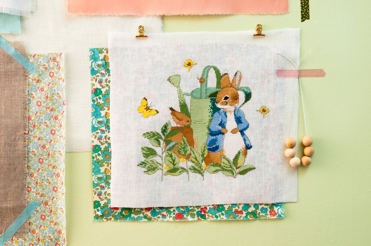 Découvrez Pierrot Lapin n°2 : 15 illustrations inédites à broder inspirées de Beatrix Potter. Panneaux décoratifs et trousseau bébé au point de croix. 