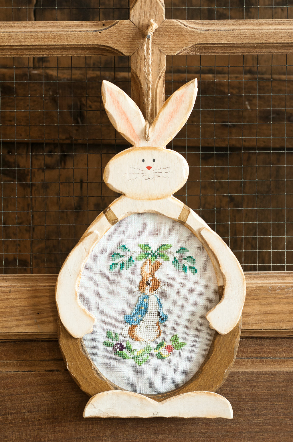 Découvrez Pierrot Lapin n°2 : 15 illustrations inédites à broder inspirées de Beatrix Potter. Panneaux décoratifs et trousseau bébé au point de croix. 