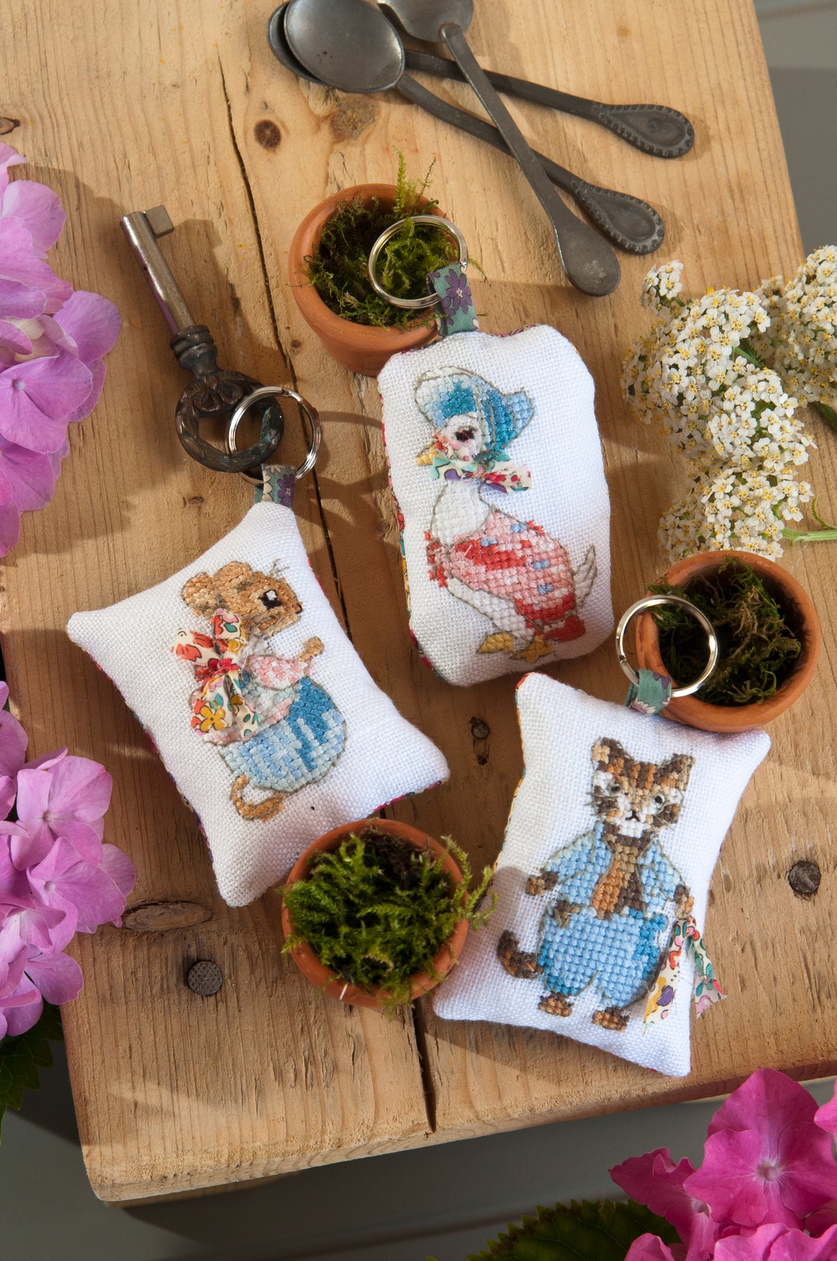 Découvrez Pierrot Lapin n°3, un magazine de broderie point de croix inspiré de Beatrix Potter. Grilles poétiques et colorées pour brodeuses. 