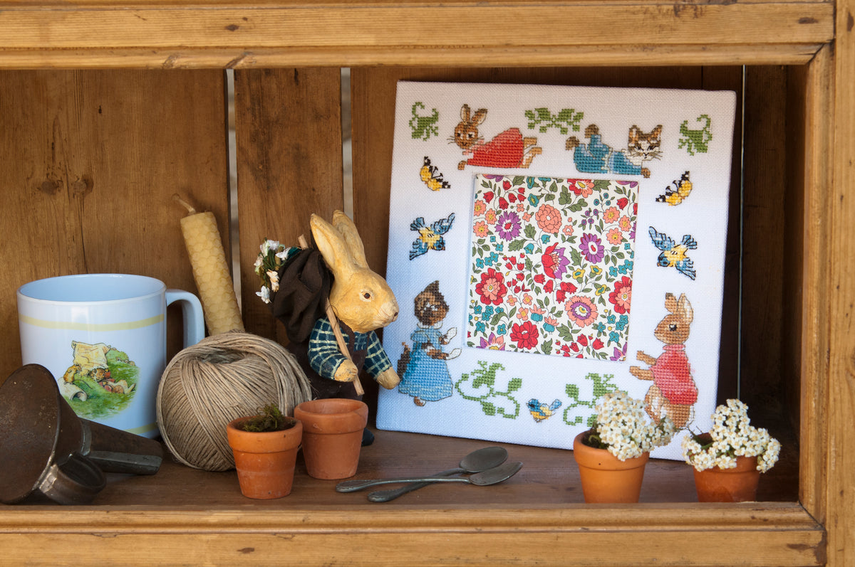 Découvrez Pierrot Lapin n°3, un magazine de broderie point de croix inspiré de Beatrix Potter. Grilles poétiques et colorées pour brodeuses. 