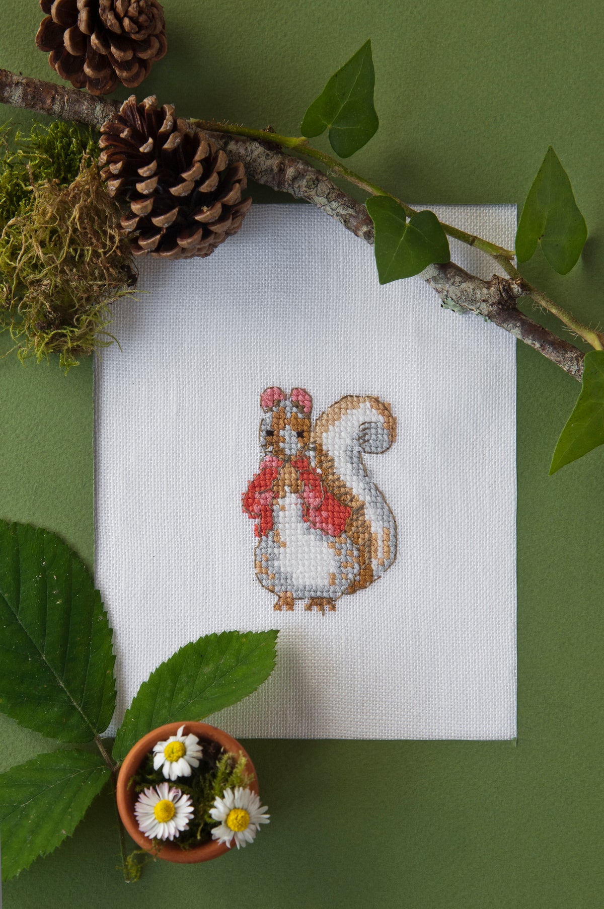 Découvrez Pierrot Lapin n°3, un magazine de broderie point de croix inspiré de Beatrix Potter. Grilles poétiques et colorées pour brodeuses. 