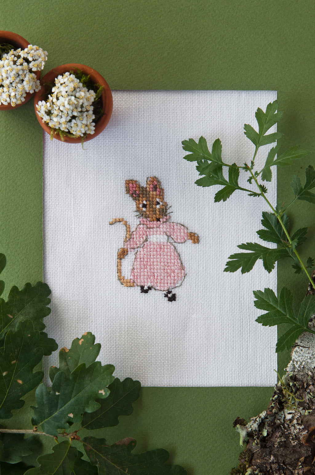 Découvrez Pierrot Lapin n°3, un magazine de broderie point de croix inspiré de Beatrix Potter. Grilles poétiques et colorées pour brodeuses. 