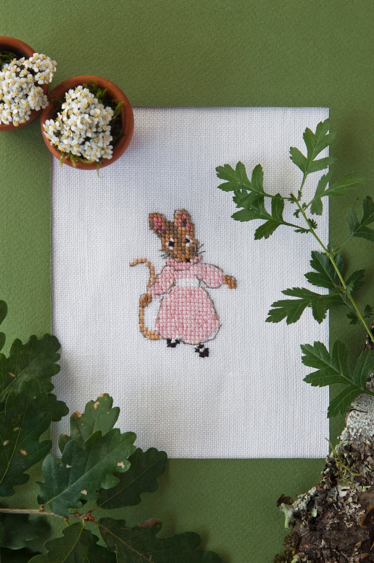 Découvrez Pierrot Lapin n°3, un magazine de broderie point de croix inspiré de Beatrix Potter. Grilles poétiques et colorées pour brodeuses. 