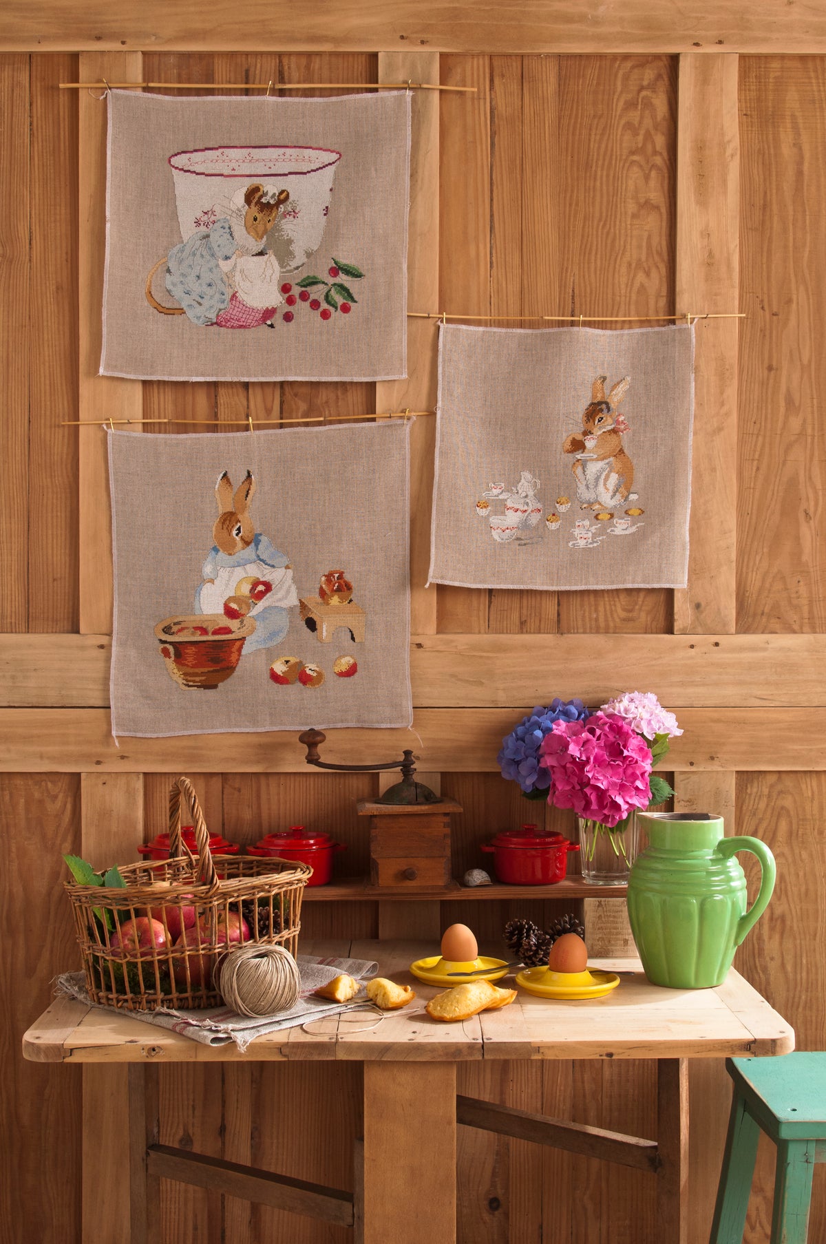 Découvrez Pierrot Lapin n°3, un magazine de broderie point de croix inspiré de Beatrix Potter. Grilles poétiques et colorées pour brodeuses. 