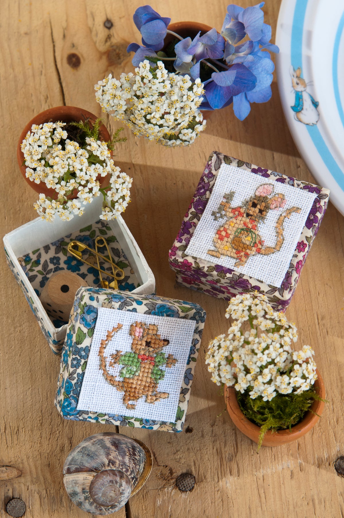 Découvrez Pierrot Lapin n°3, un magazine de broderie point de croix inspiré de Beatrix Potter. Grilles poétiques et colorées pour brodeuses. 