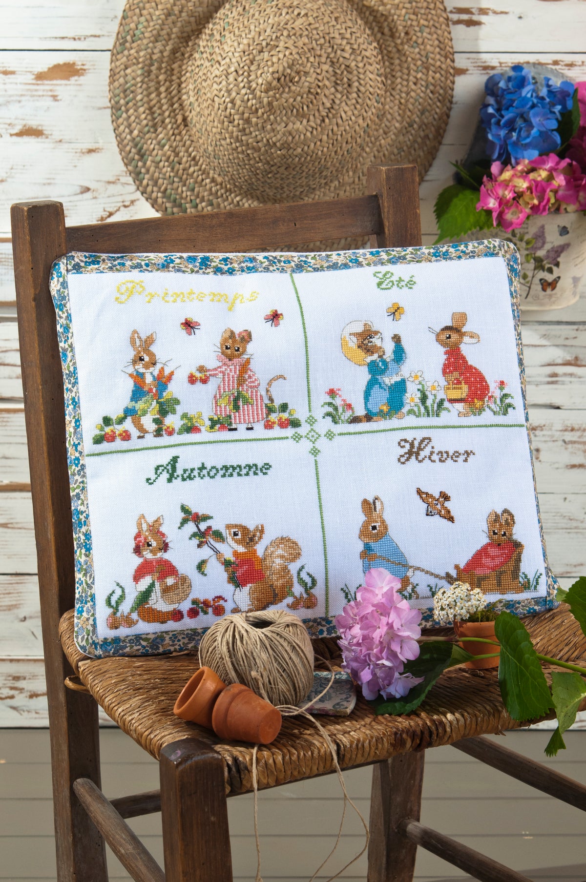 Découvrez Pierrot Lapin n°3, un magazine de broderie point de croix inspiré de Beatrix Potter. Grilles poétiques et colorées pour brodeuses. 