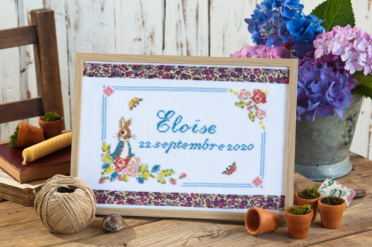 Découvrez Pierrot Lapin n°3, un magazine de broderie point de croix inspiré de Beatrix Potter. Grilles poétiques et colorées pour brodeuses. 