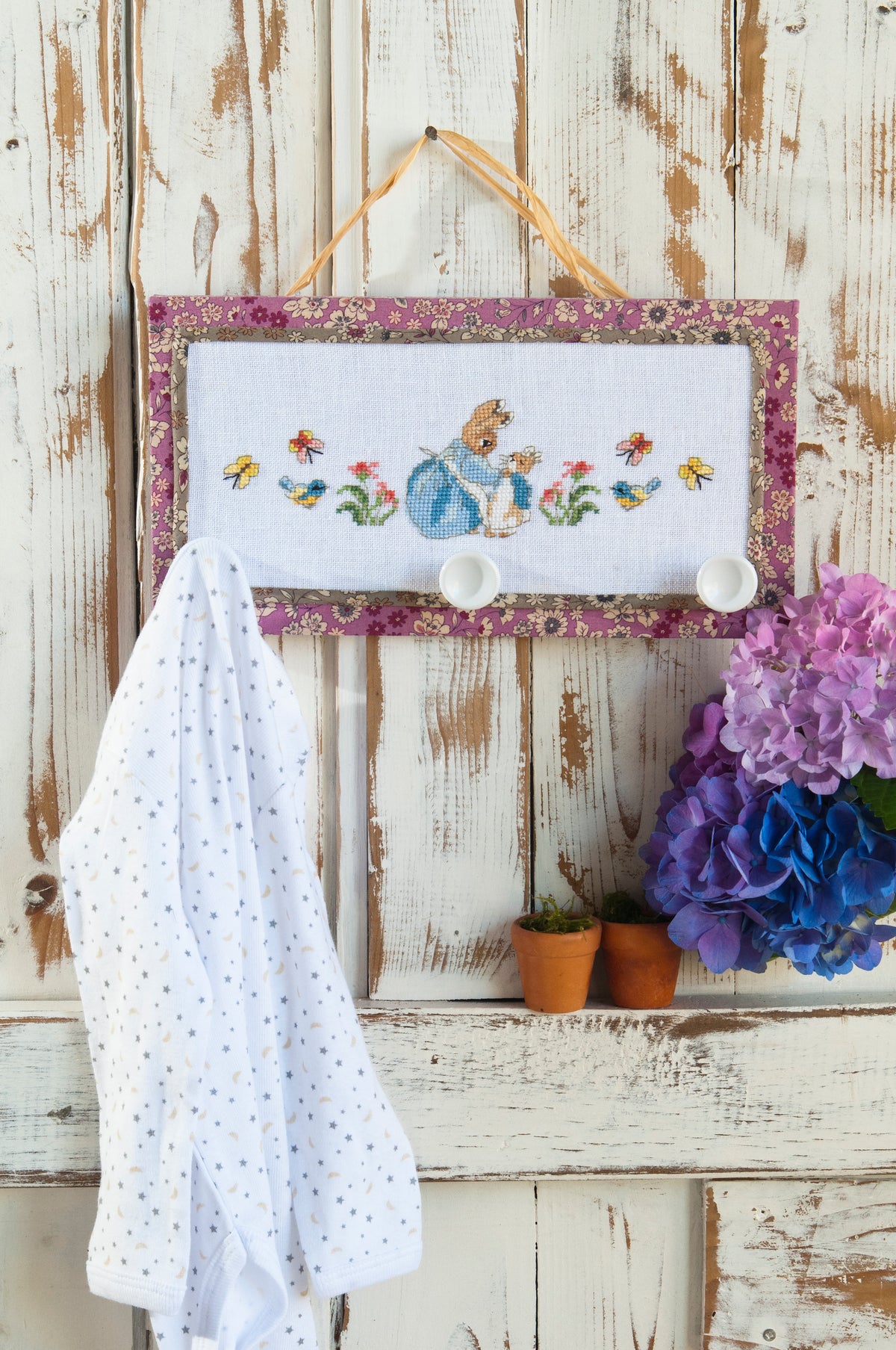 Découvrez Pierrot Lapin n°3, un magazine de broderie point de croix inspiré de Beatrix Potter. Grilles poétiques et colorées pour brodeuses. 