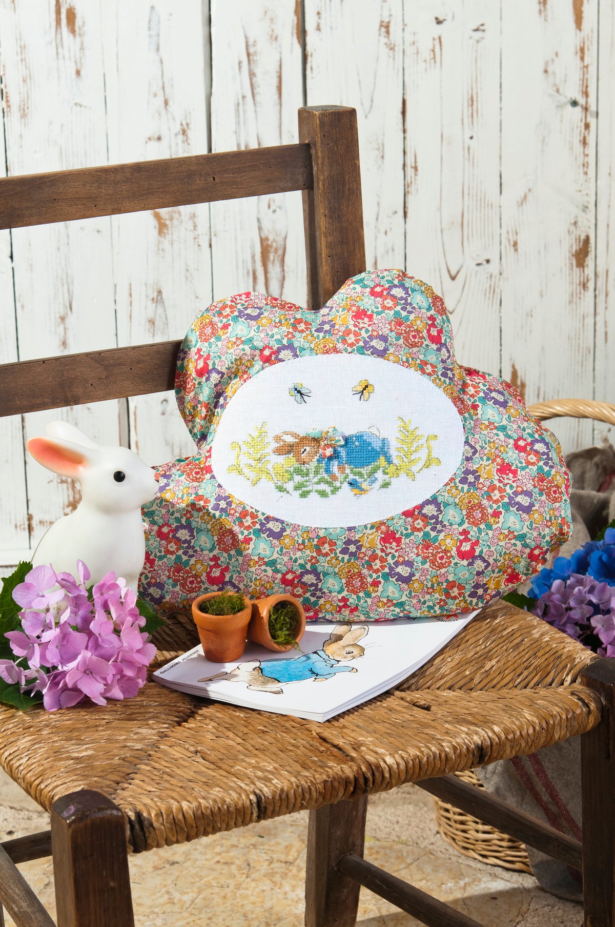 Découvrez Pierrot Lapin n°3, un magazine de broderie point de croix inspiré de Beatrix Potter. Grilles poétiques et colorées pour brodeuses. 