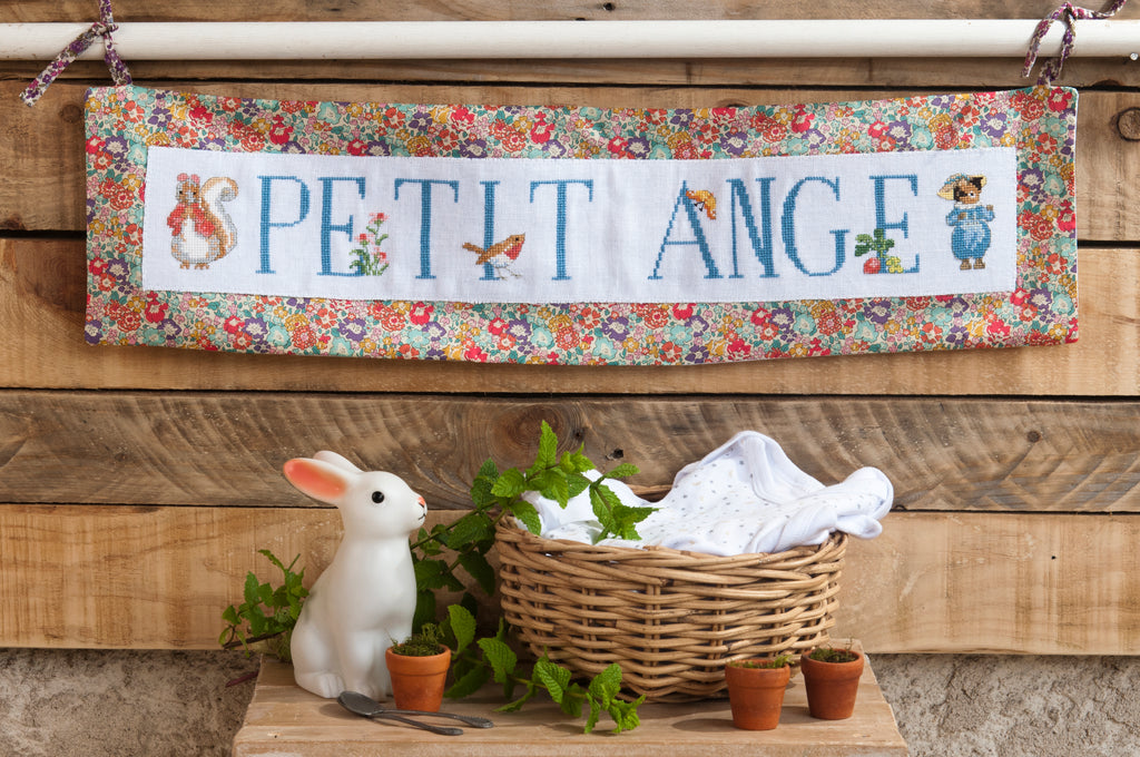 Découvrez Pierrot Lapin n°3, un magazine de broderie point de croix inspiré de Beatrix Potter. Grilles poétiques et colorées pour brodeuses. 