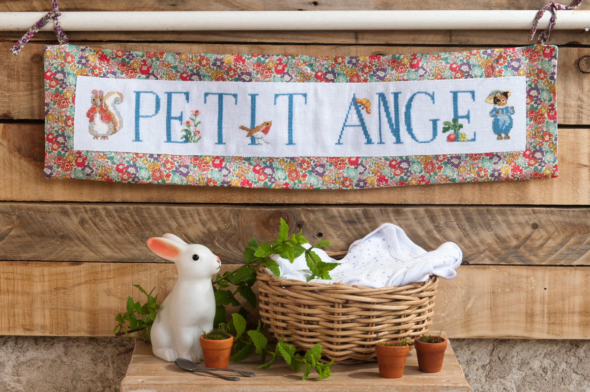 Découvrez Pierrot Lapin n°3, un magazine de broderie point de croix inspiré de Beatrix Potter. Grilles poétiques et colorées pour brodeuses. 