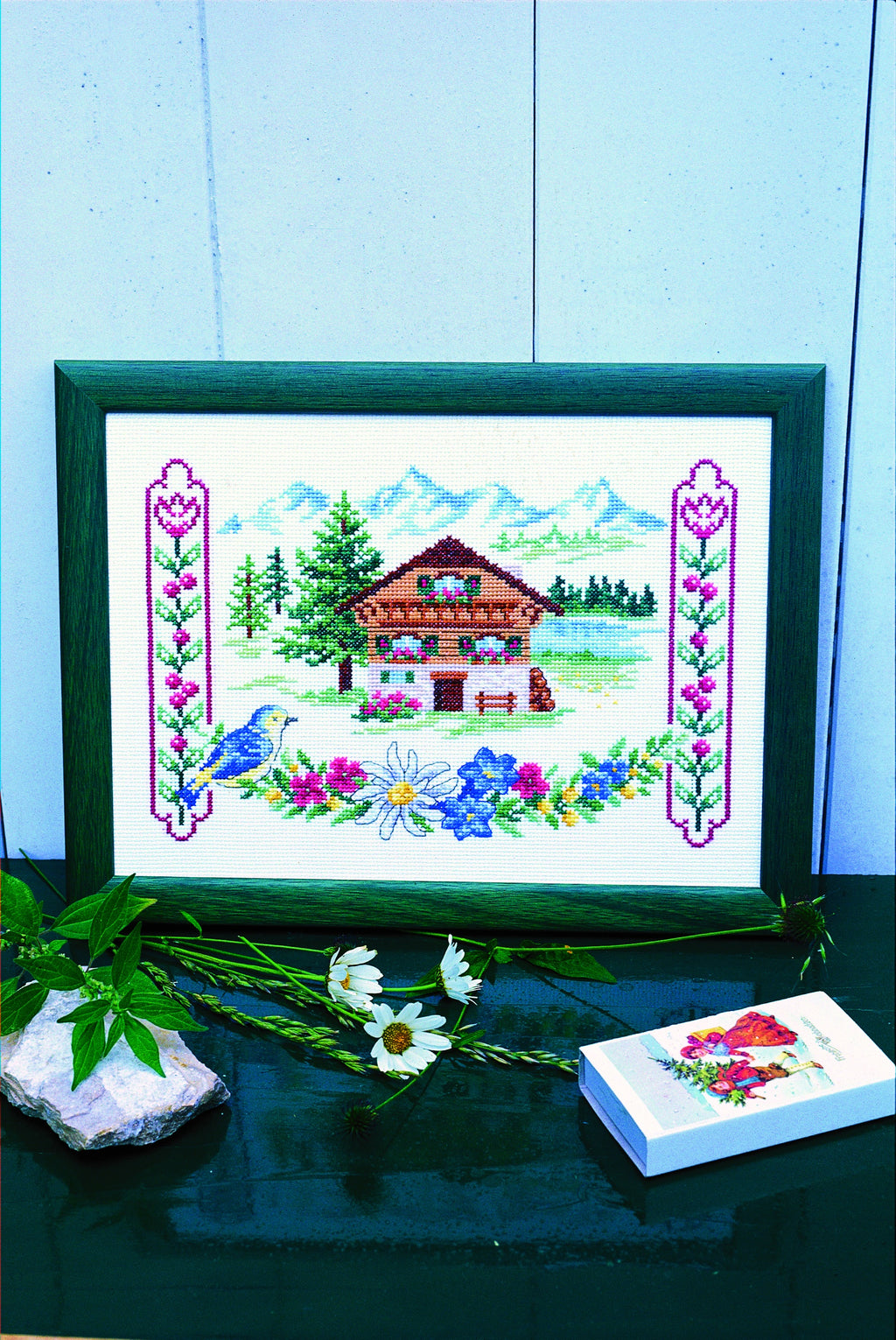 Collector point de croix : 7 grilles montagne par Véronique Enginger — chalet, edelweiss, marmotte et alpages rétro à broder en toute saison.