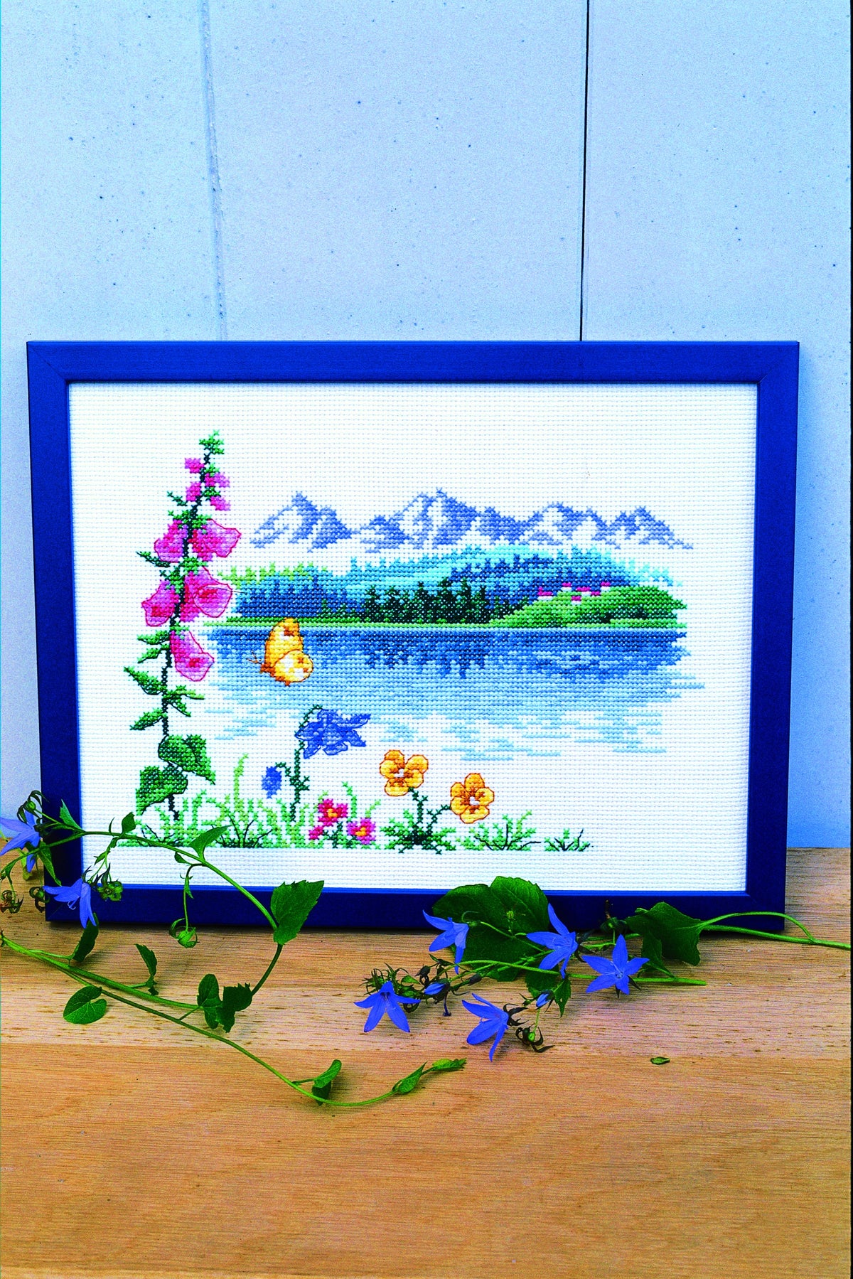 Collector point de croix : 7 grilles montagne par Véronique Enginger — chalet, edelweiss, marmotte et alpages rétro à broder en toute saison.