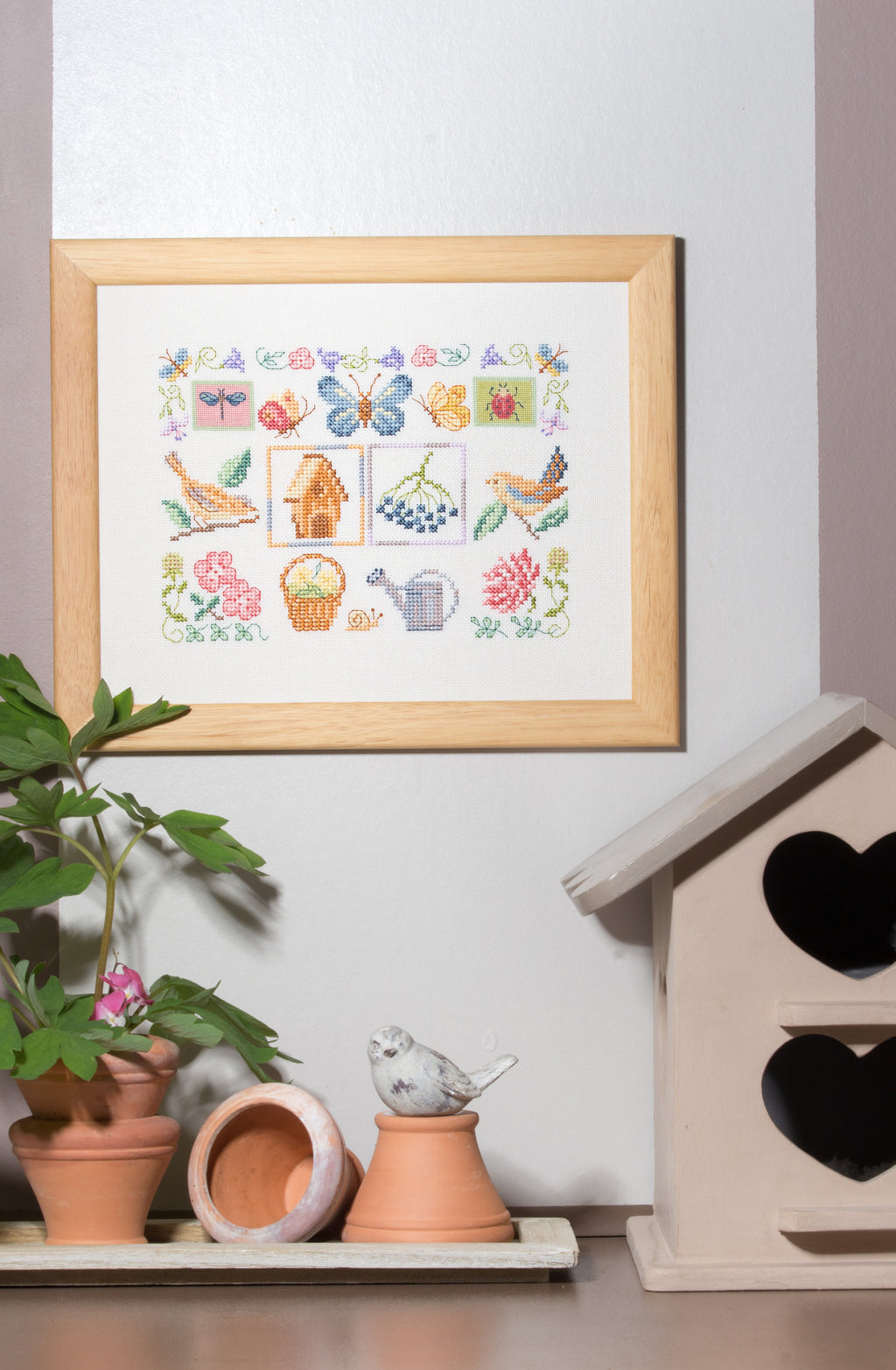 Collector point de croix : motifs montagne rétro par Véronique Enginger — chalet, edelweiss, marmotte et alpages à broder en hiver comme en été.