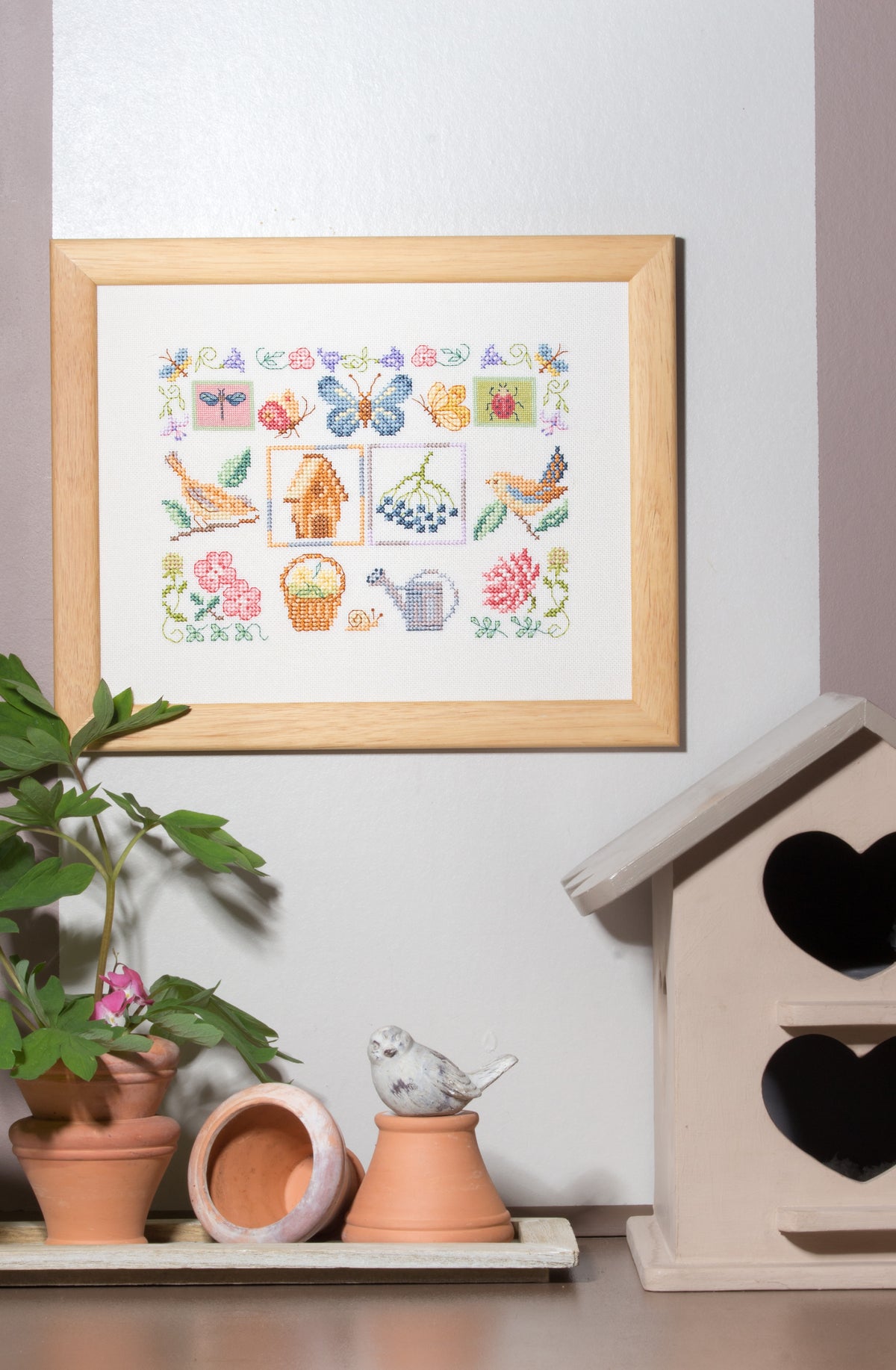 Collector point de croix : motifs montagne rétro par Véronique Enginger — chalet, edelweiss, marmotte et alpages à broder en hiver comme en été.