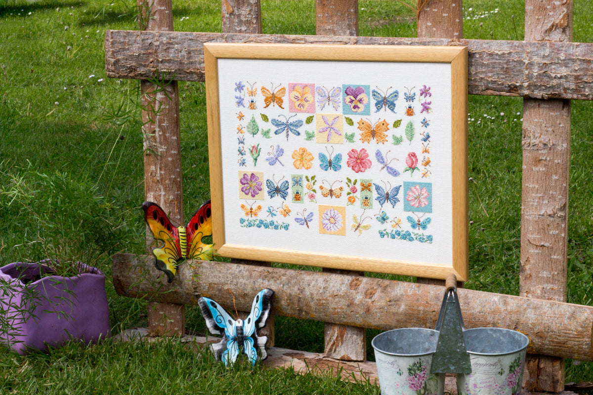 Collector point de croix : motifs montagne rétro par Véronique Enginger — chalet, edelweiss, marmotte et alpages à broder en hiver comme en été.