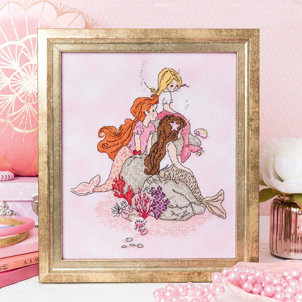 Collector point de croix : 4 modèles inédits autour de Belle & Boo, personnages tendres et poétiques. Broderie pleine de douceur et d'enfance.