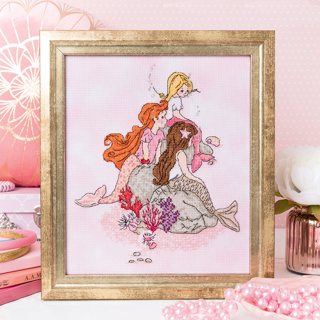 Collector point de croix : 4 modèles inédits autour de Belle & Boo, personnages tendres et poétiques. Broderie pleine de douceur et d'enfance.