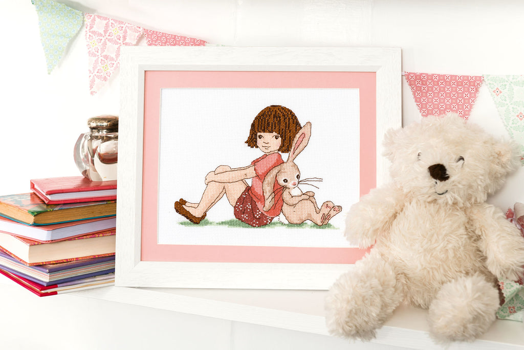 Collector point de croix : 4 modèles inédits autour de Belle & Boo, personnages tendres et poétiques. Broderie pleine de douceur et d'enfance.