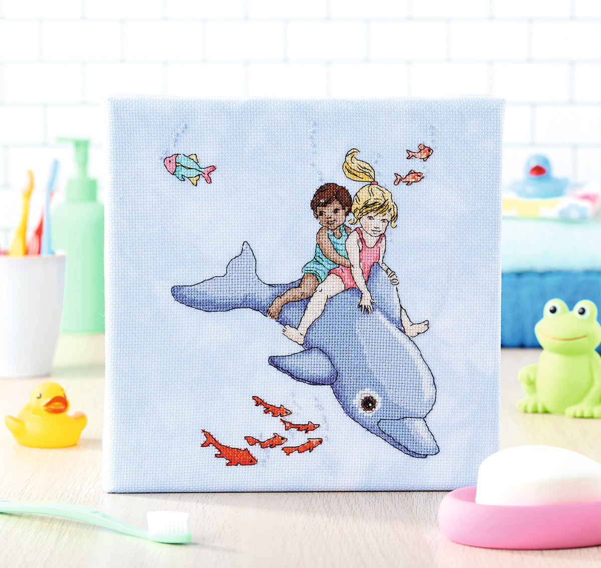 Collector point de croix : 4 modèles inédits autour de Belle & Boo, personnages tendres et poétiques. Broderie pleine de douceur et d'enfance.