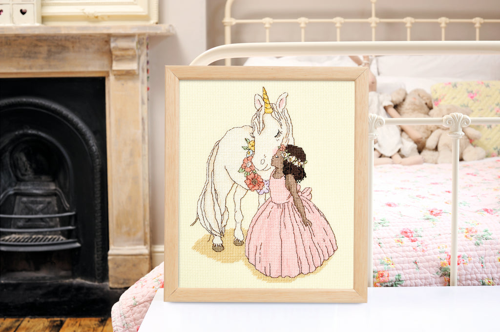 Collector point de croix : 4 modèles inédits autour de Belle & Boo, personnages tendres et poétiques. Broderie pleine de douceur et d'enfance.