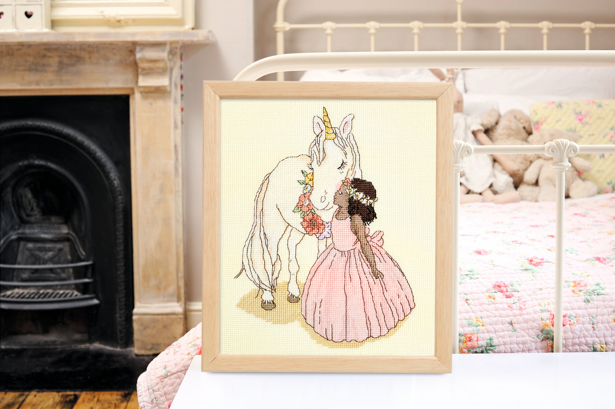 Collector point de croix : 4 modèles inédits autour de Belle & Boo, personnages tendres et poétiques. Broderie pleine de douceur et d'enfance.