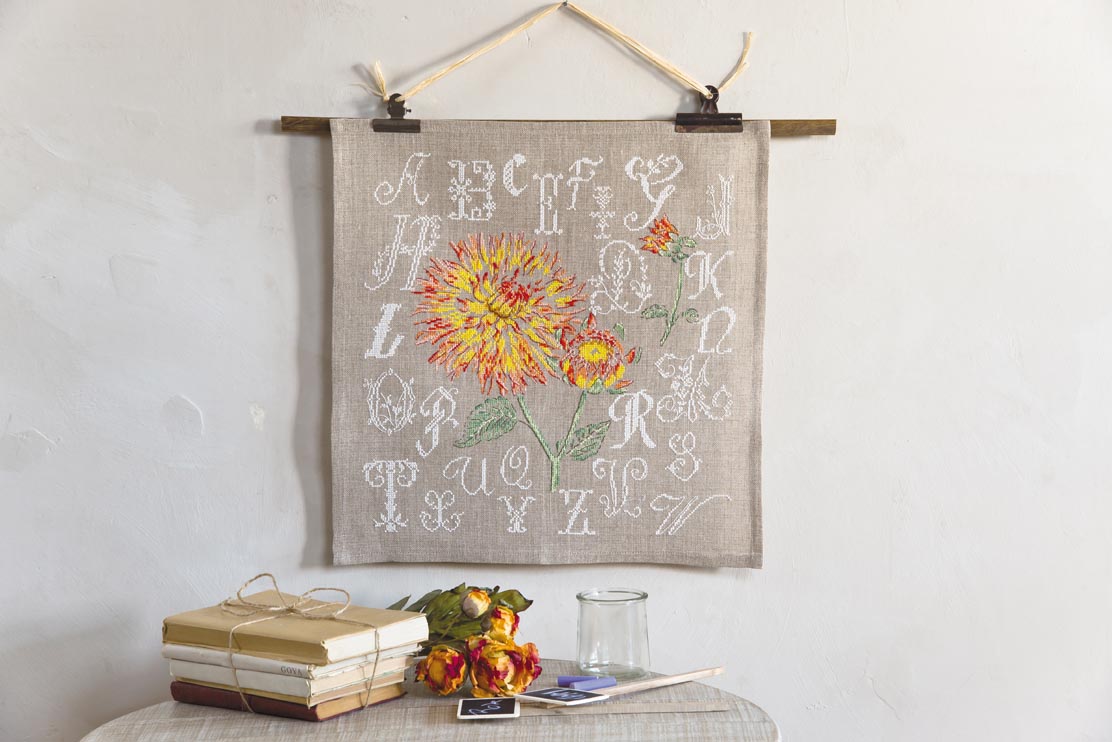 Collector point de croix : 4 modèles floraux — dahlias, hortensias, pavots et pensées. Grilles à broder plein d'été et de couleurs.