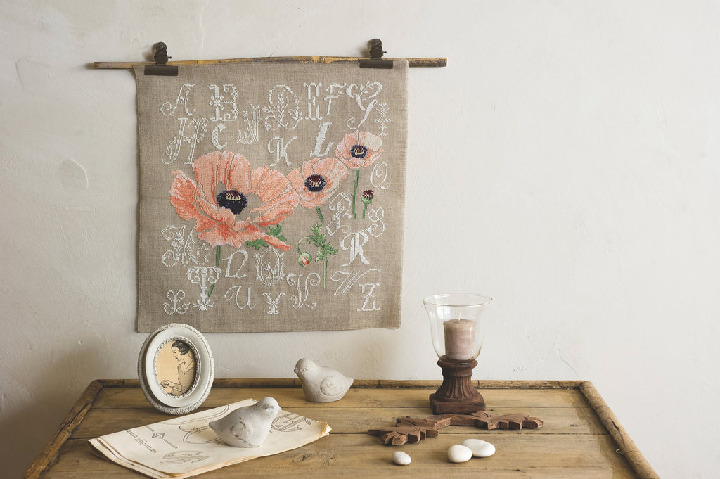 Collector point de croix : 4 modèles floraux — dahlias, hortensias, pavots et pensées. Grilles à broder plein d'été et de couleurs.
