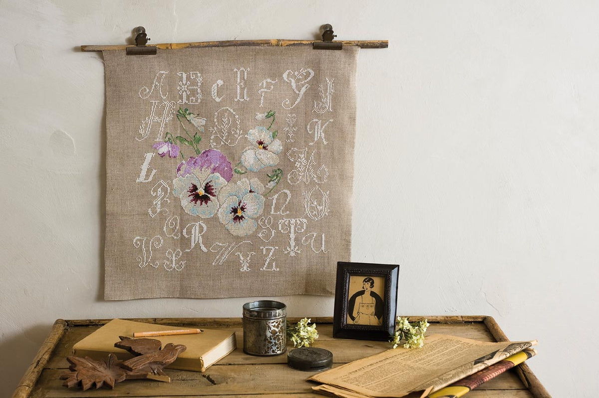 Collector point de croix : 4 modèles floraux — dahlias, hortensias, pavots et pensées. Grilles à broder plein d'été et de couleurs.