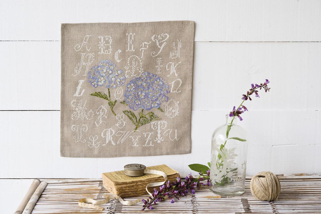 Collector point de croix : 4 modèles floraux — dahlias, hortensias, pavots et pensées. Grilles à broder plein d'été et de couleurs.