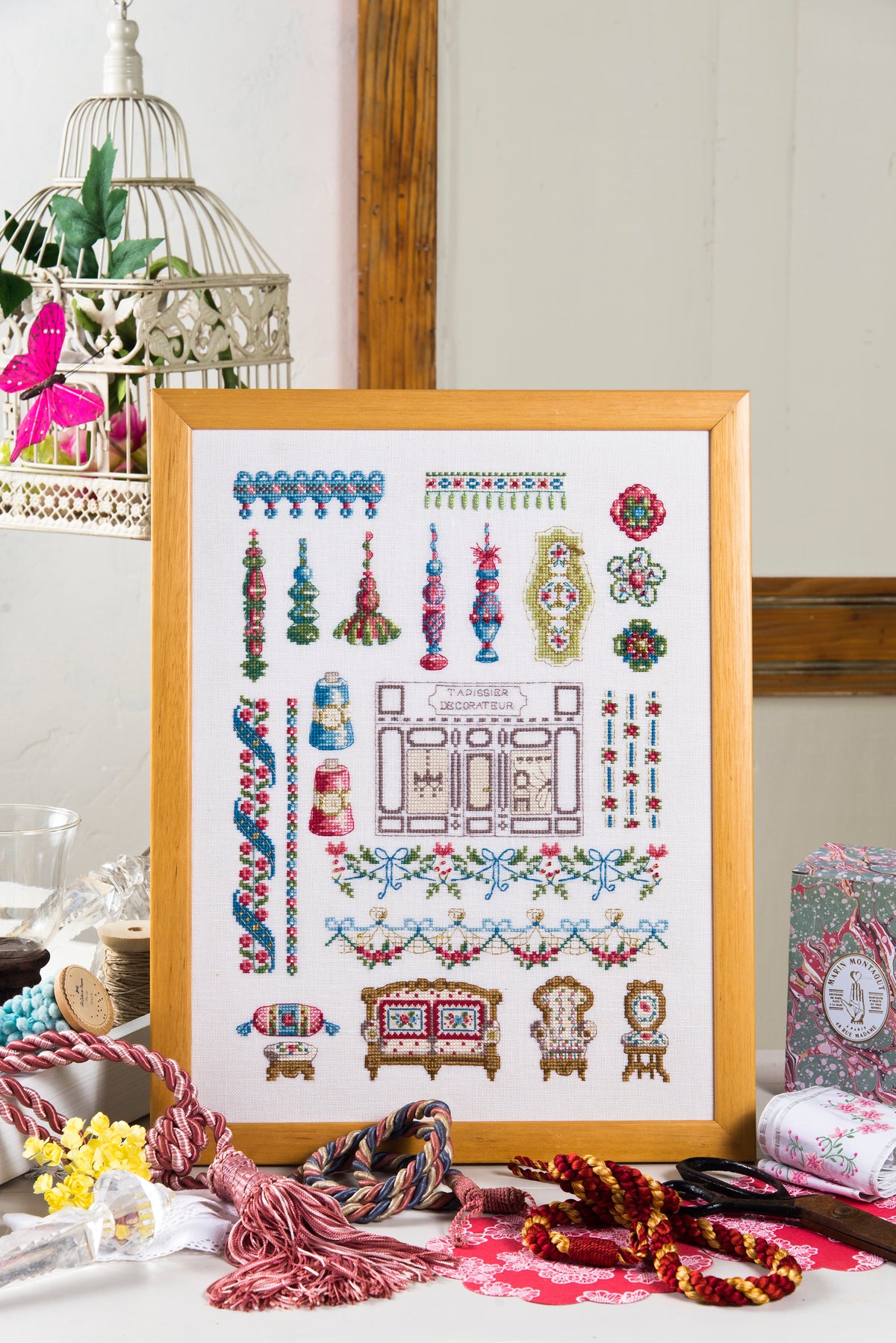 Collector point de croix : 4 tableaux à broder inspirés des boutiques d'antan — blanchisserie, mercerie, grand magasin, tapissier décorateur.