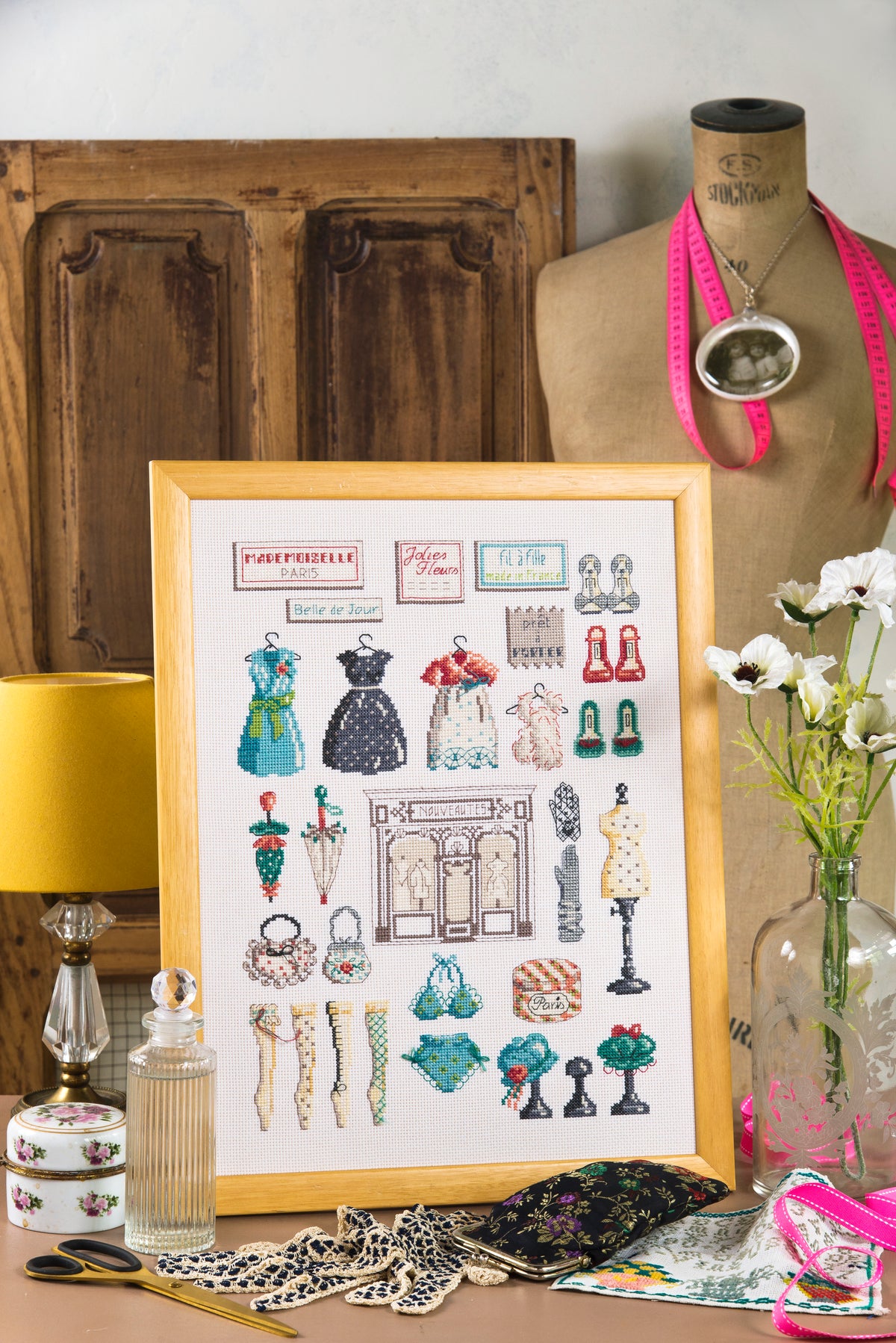 Collector point de croix : 4 tableaux à broder inspirés des boutiques d'antan — blanchisserie, mercerie, grand magasin, tapissier décorateur.