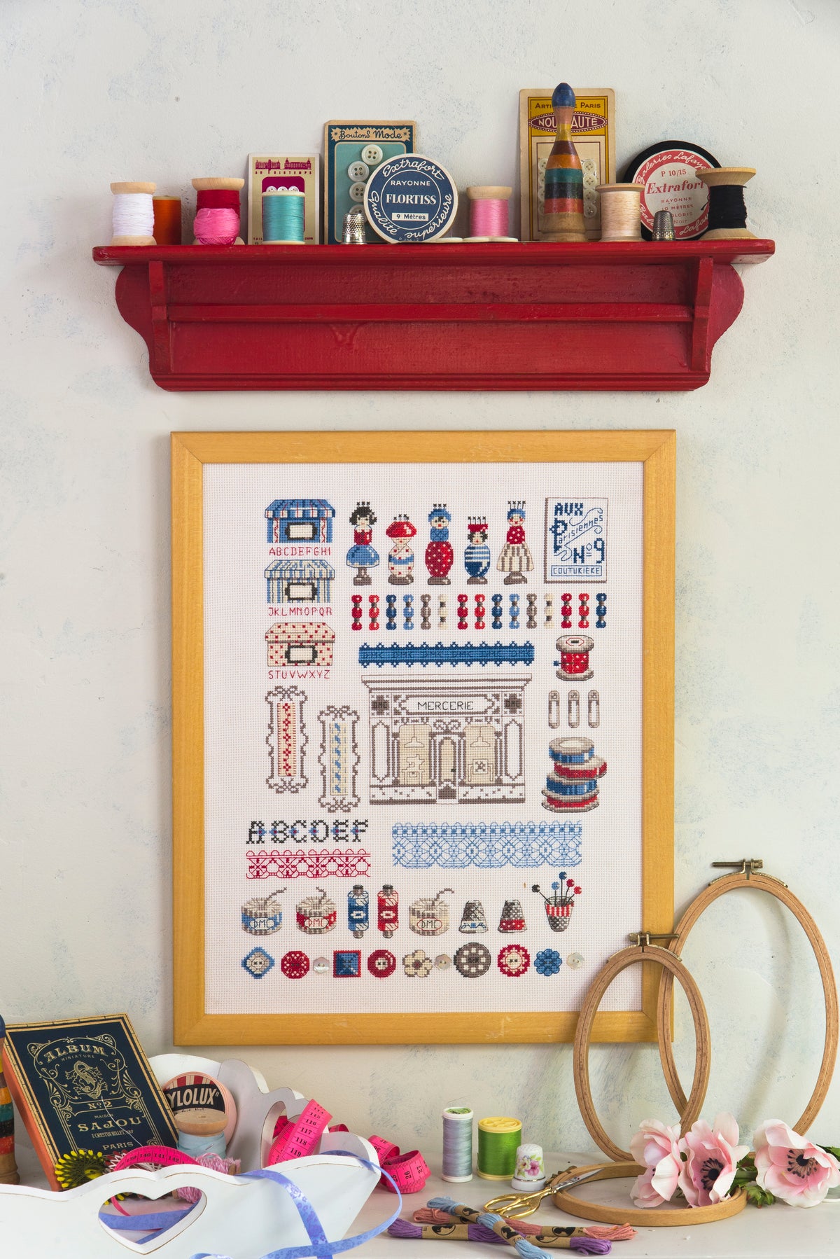 Collector point de croix : 4 tableaux à broder inspirés des boutiques d'antan — blanchisserie, mercerie, grand magasin, tapissier décorateur.