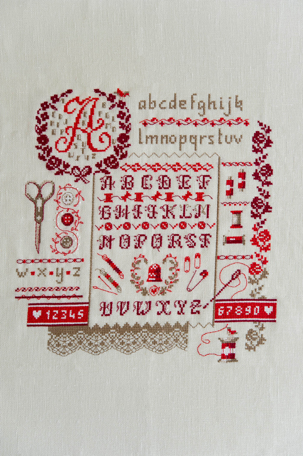 Découvrez Point de Croix Collector n°10 : Marquoirs & Alphabets, un livret de 4 grilles intemporelles signé César Editions. Alphabets anciens, frises et motifs floraux au point de croix.