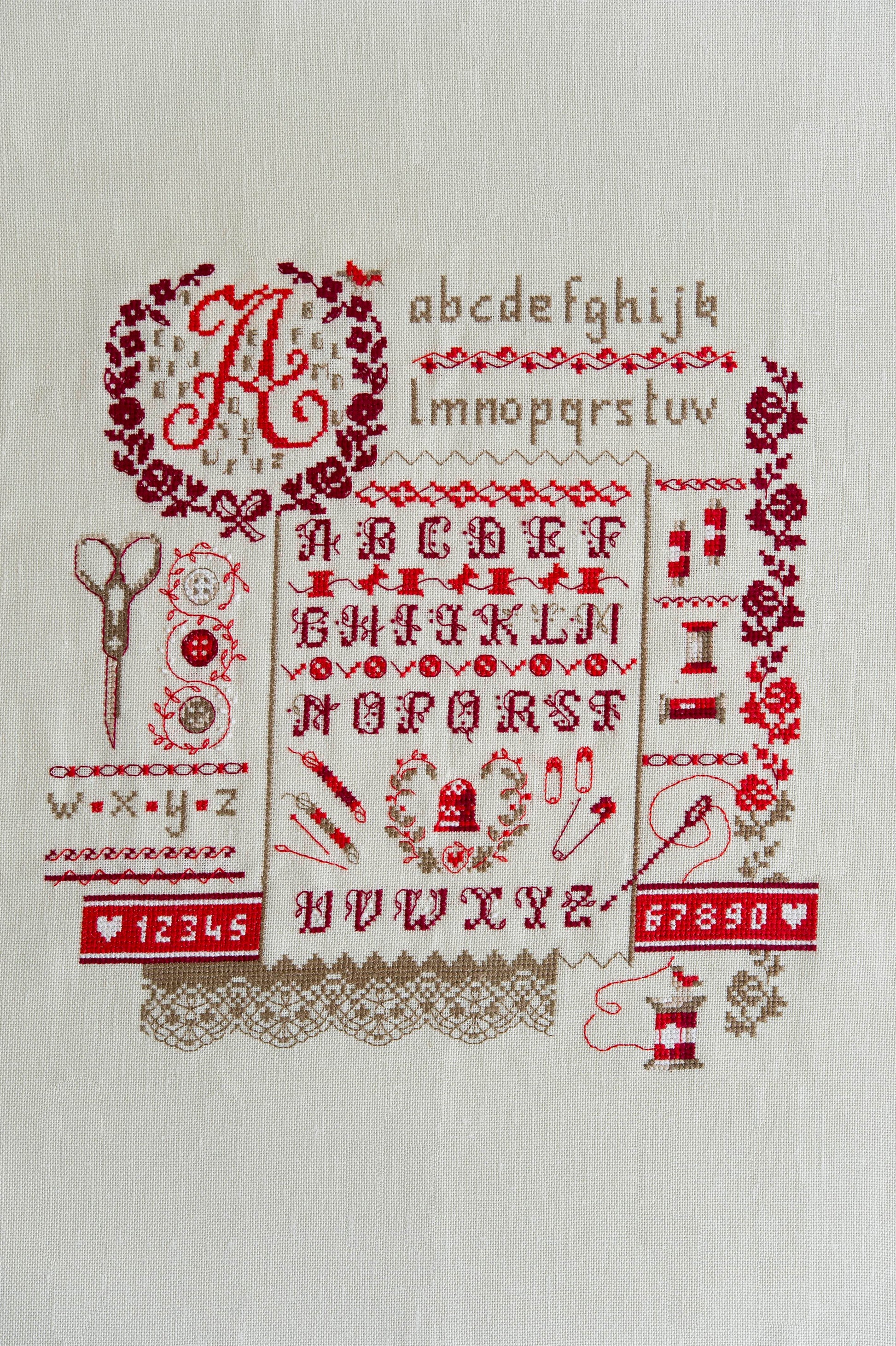 Découvrez Point de Croix Collector n°10 : Marquoirs & Alphabets, un livret de 4 grilles intemporelles signé César Editions. Alphabets anciens, frises et motifs floraux au point de croix.